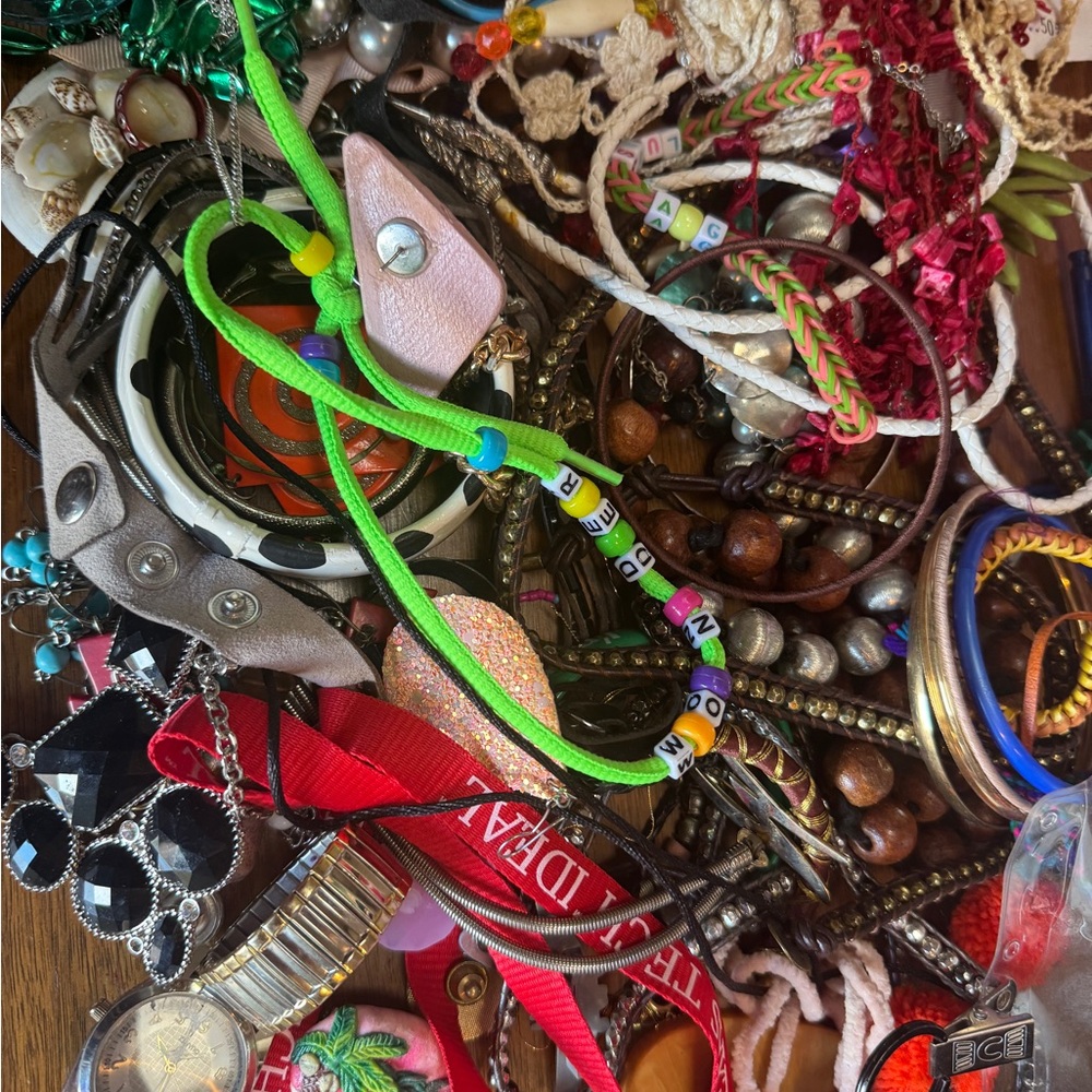 Mostly junk jewelry- 5 lbs - Picture 7 of 8